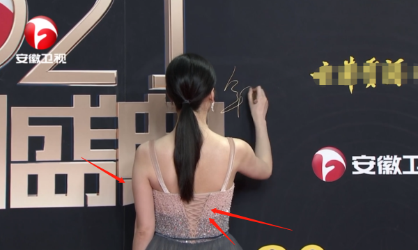 國劇盛典紅毯：劉濤僵硬假笑宋祖兒遲到黑臉，熱依扎讓人眼前一亮