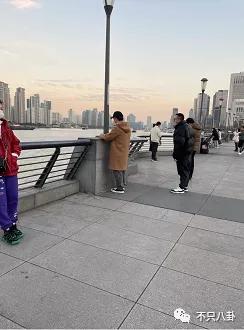 黃渤和女經紀人這個碰胳膊的動作，嚇壞大家了......