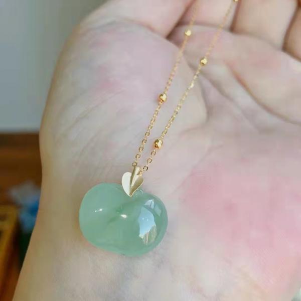 雨過天晴的湖水之美，有一種翡翠能表現出來，你知道晴水翡翠嗎？