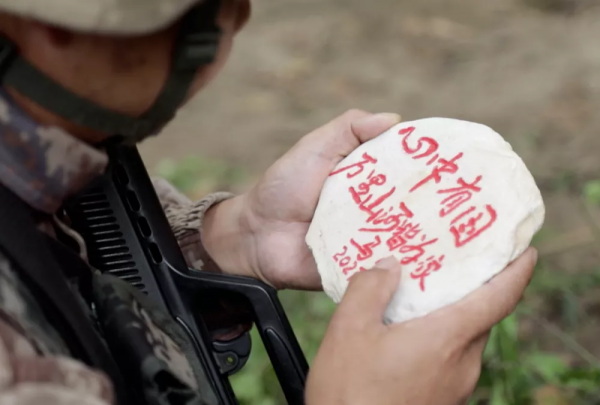 “老班長，這應該是我軍旅生涯最後一次來看你……”老兵們的告別，看哭了……