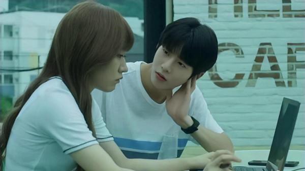 這劇太上頭，堪稱陰暗版《女神降臨》，病嬌班長+照騙少女的愛情