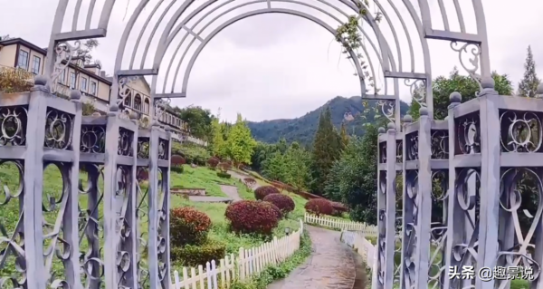 四川大山深處的白鹿鎮,充滿法國風情的地方,竟然始建於清代 四川大山深處的白鹿鎮,充滿法國風情的地方,竟然始建於清代