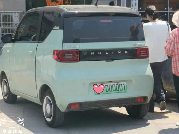 3萬五菱掛霸氣綠牌，網友：為何很多新能源“牛牌”在家用車上？