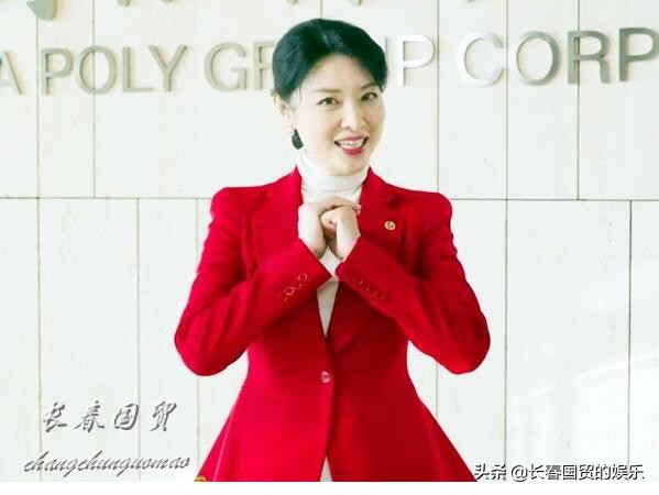 54歲周濤首次以新職身份出鏡，穿紅衣向粉絲拜年，端莊優雅氣質好