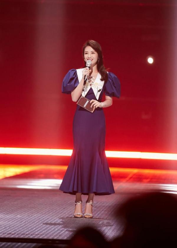 劉濤主持《披荊斬棘的哥哥》,穿魚尾裙亮相優雅大氣,姐是專業的 劉濤主持《披荊斬棘的哥哥》,穿魚尾裙亮相優雅大氣,姐是專業的