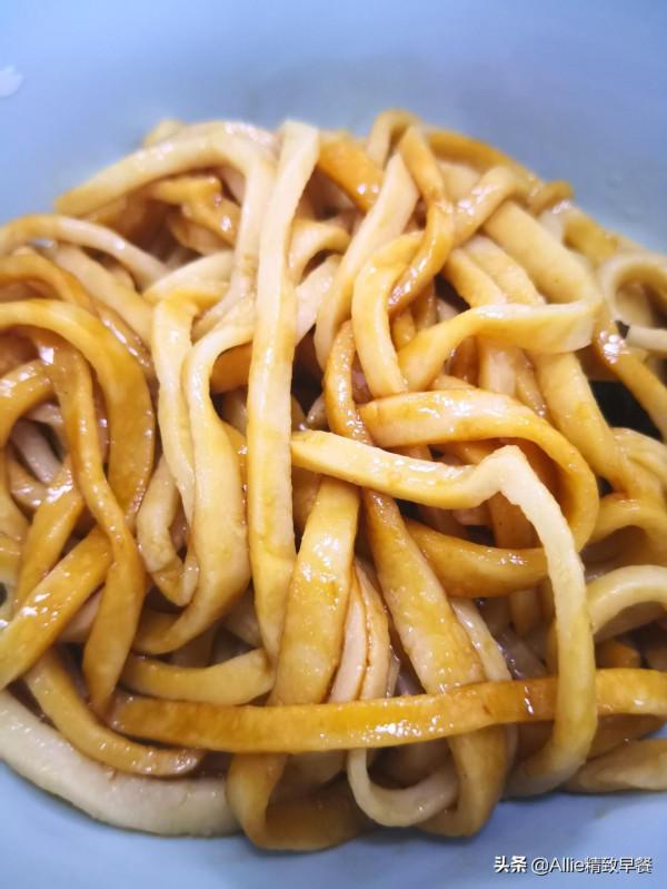 一把香蔥，教你做蔥油拌麵，食材簡單，一學就會，少油不膩又勁道