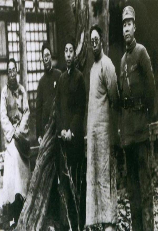 1962年毛主席走出天安門城樓後，又返回與一個人握手：你還好嗎？