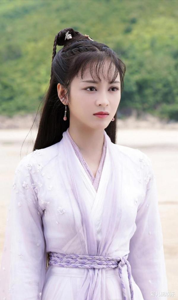 她們明明長得純天然，卻像極了整容臉