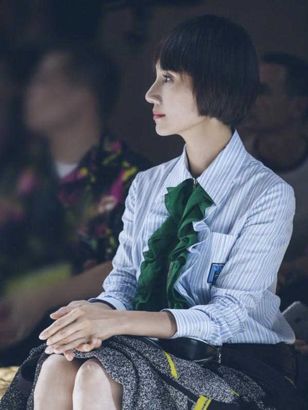 41歲袁泉不得了!穿A字裙出門大變樣,這長腿是真實存在的嗎? 41歲袁泉不得了!穿A字裙出門大變樣,這長腿是真實存在的嗎?