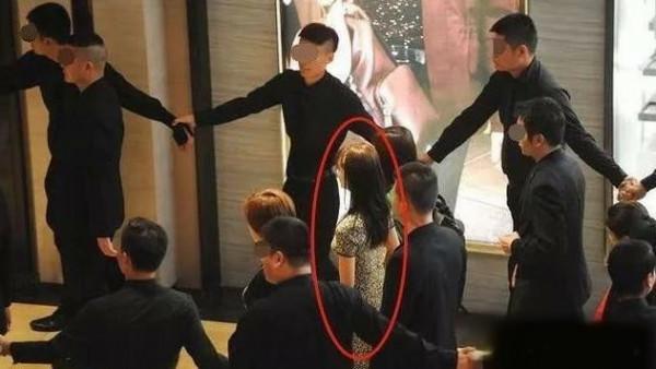 誰揭開了塑膠演員的遮羞布，他們真的需要8個助理和30個保鏢麼？