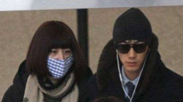 張亮與前妻複合添錘！一家人逛街其樂融融，男方站車旁貼心等寇靜