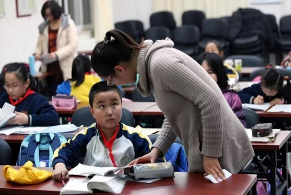 教育部嚴查&OpenCurlyDoubleQuote;寒假補課&rdquo;，兩名違規教師被抓現行，處理方式惹爭議