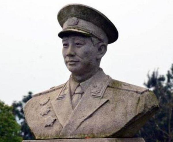 1953年，開國少將攜妻回鄉祭祖，卻發現童養媳等了自己一輩子