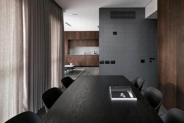 99㎡裝出大平層效果，12㎡的大陽臺只裝護欄不封窗，這才是真享受