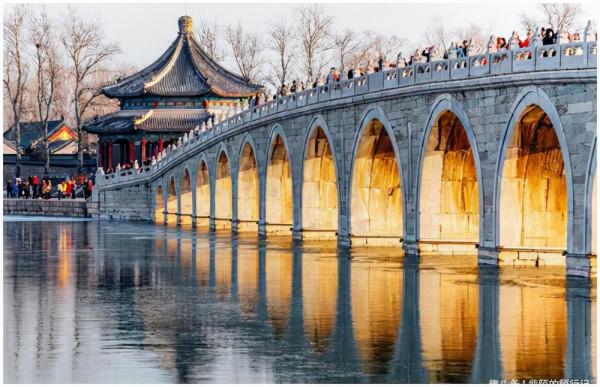 十七孔橋是頤和園內連線昆明湖東岸與南湖島的一座長橋 十七孔橋是頤和園內連線昆明湖東岸與南湖島的一座長橋