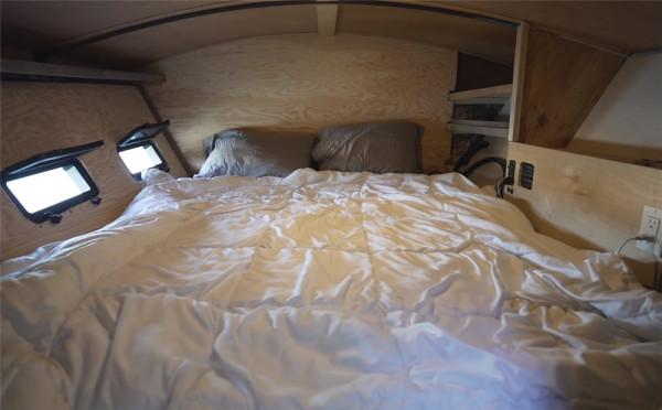 他低價買下1976年廢棄船屋,將內部變成14㎡水上蝸居,網友:真服 他低價買下1976年廢棄船屋,將內部變成14㎡水上蝸居,網友:真服