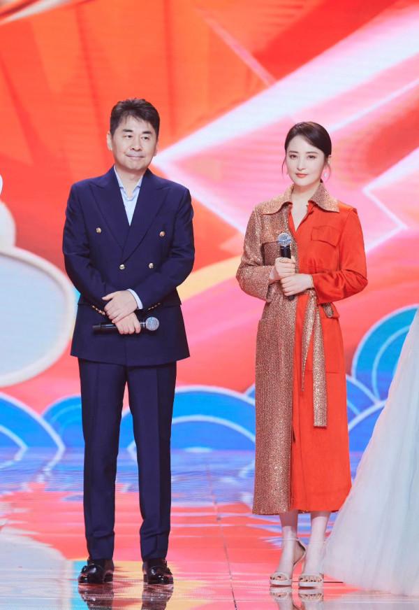 陳建斌怎麼老成這樣了！換新發型變老頭，同框蔣勤勤穿紅裙像女兒