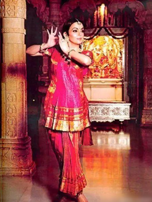 印度首富夫人住27層高樓有600個傭人,穿滿鑽禮服,掛祖母綠鼻環 印度首富夫人住27層高樓有600個傭人,穿滿鑽禮服,掛祖母綠鼻環