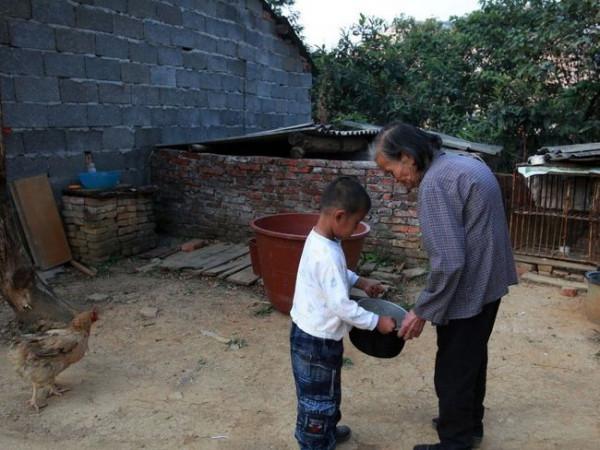 父母患艾滋去世，6歲小兒被村民隔絕，他開始獨立生活，酷愛練武