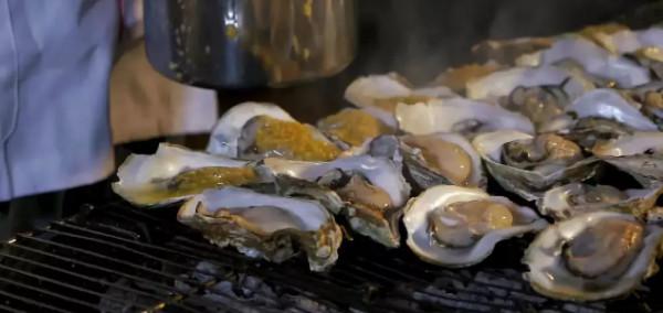 豆瓣9.1分，翻拍無數次的《深夜食堂》在講什麼？