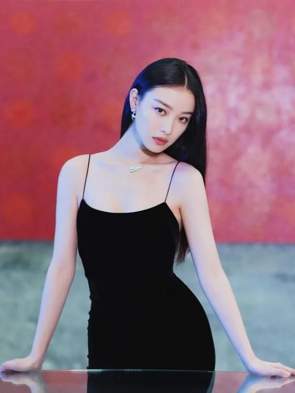 倪妮不需任何繁複綴飾，只是一條吊帶裙感覺就像壁畫中的美人