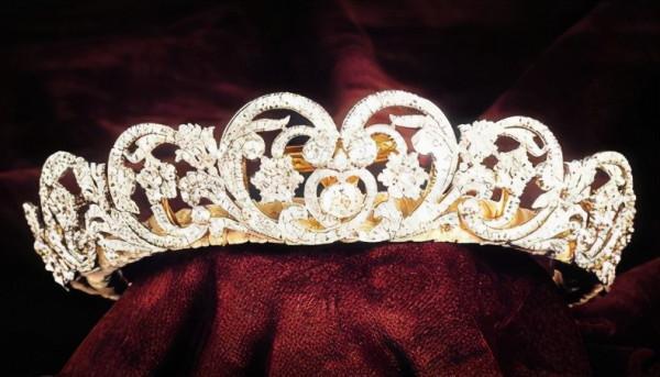 戴安娜的嫁妝遠遜卡米拉,唯一一頂值錢的王冠,後來也被弟弟要走 戴安娜的嫁妝遠遜卡米拉,唯一一頂值錢的王冠,後來也被弟弟要走