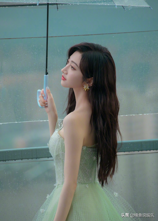 景甜每一次出場都很驚豔！雨中撐傘大秀香肩，穿綠紗裙好似花仙子