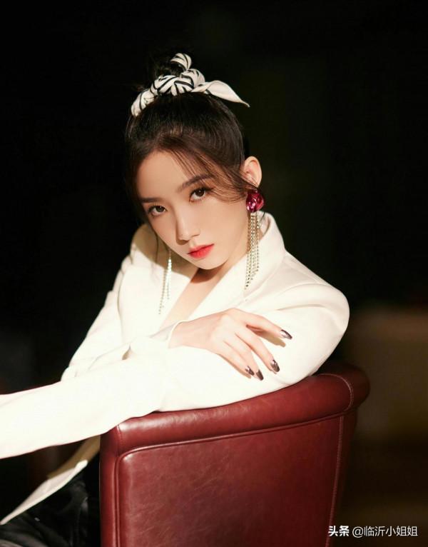 孟美岐，人氣爆棚的流量藝人，清純唯美少女感十足，甜美可人