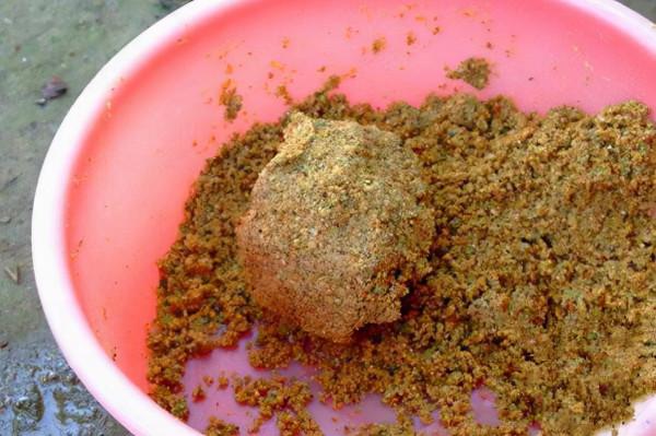 小雞飼料這麼用，既能避開小魚鬧窩，鯉魚給口接二連三