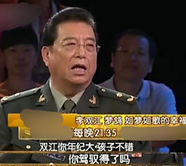 82歲李雙江飯桌上開嗓!妻子夢鴿一旁鼓掌,唱功卻遭網友吐糟 82歲李雙江飯桌上開嗓!妻子夢鴿一旁鼓掌,唱功卻遭網友吐糟