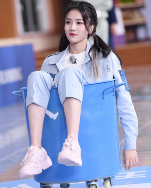 奔跑吧：楊穎開挖掘機技術不錯，白鹿做菜手忙腳亂，林一體驗餵奶