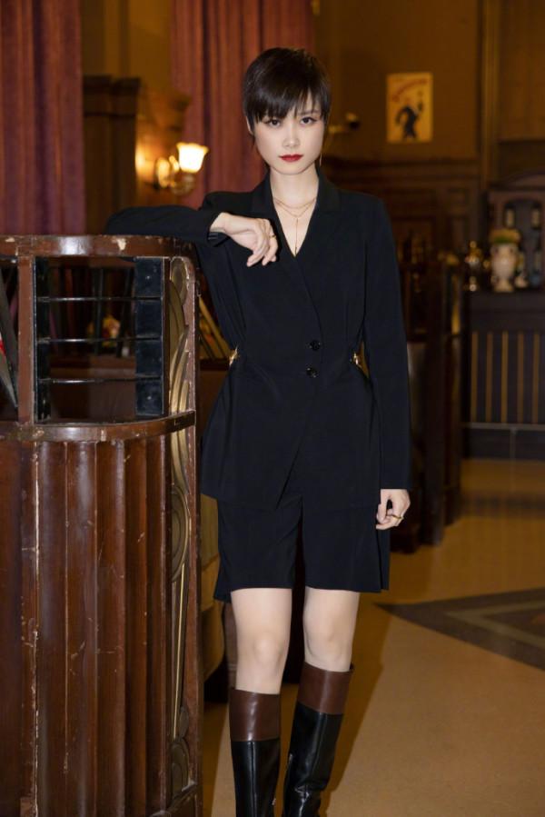李宇春身穿黑色幹練西裝搭配長靴出席晚會，完美詮釋英姿颯爽