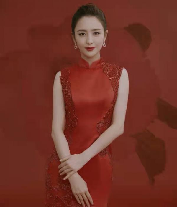 38歲佟麗婭紅毯秀長腿,膚色和杜江對比鮮明,跨界當電影節主持人 38歲佟麗婭紅毯秀長腿,膚色和杜江對比鮮明,跨界當電影節主持人
