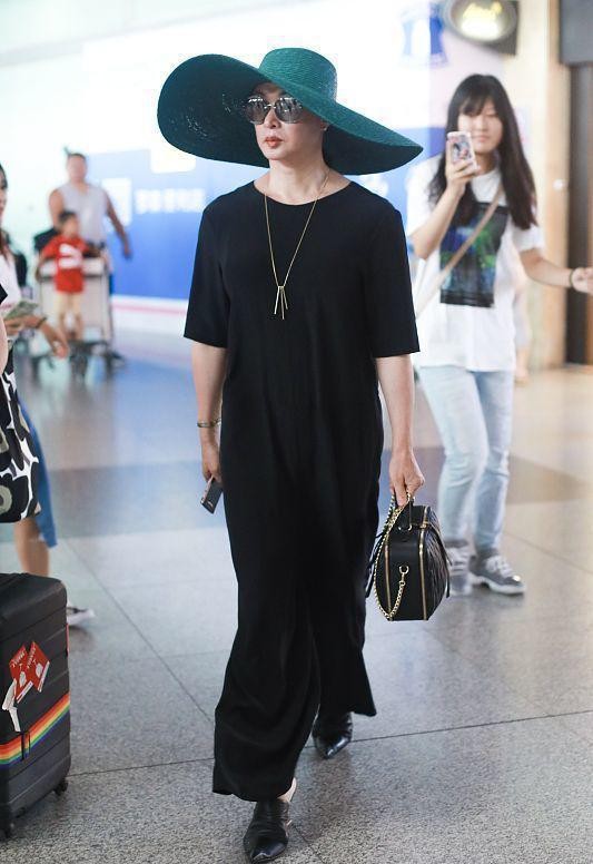 金星穿衣挺高調，雖然顏色挺樸實的，但長裙配大簷帽好似貴婦