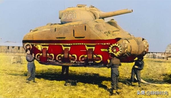 老照片：末代皇帝和時尚女子玩蹺蹺板，男子穿可加油的旱冰鞋