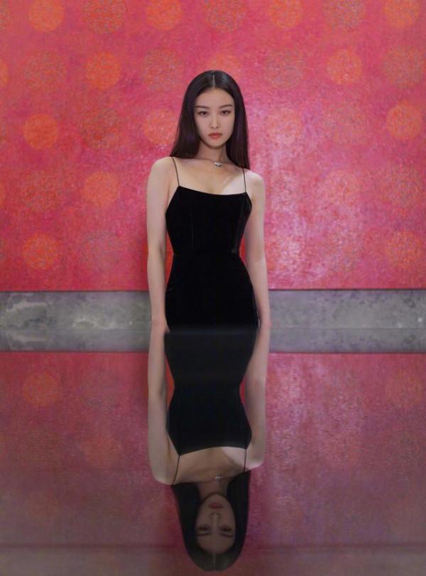 倪妮不需任何繁複綴飾，只是一條吊帶裙感覺就像壁畫中的美人