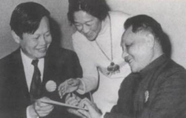 楊振寧晚年改回中國籍，只為養老？看看他對國家做的貢獻有多大吧