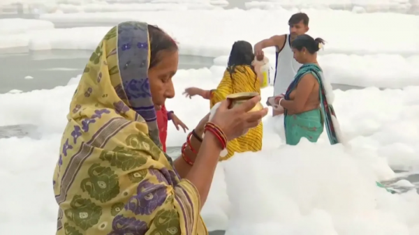 河裡漂滿有毒泡沫,印度民眾一臉從容跳進去沐浴刷牙 河裡漂滿有毒泡沫,印度民眾一臉從容跳進去沐浴刷牙