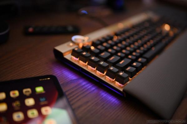 美商海盜船K100璀璨金機械鍵盤賞析 美商海盜船K100璀璨金機械鍵盤賞析