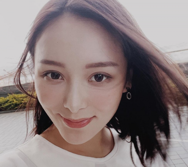 32歲港星何佩瑜帶父母移居內地！半年輕鬆賺數百萬，收入創高峰