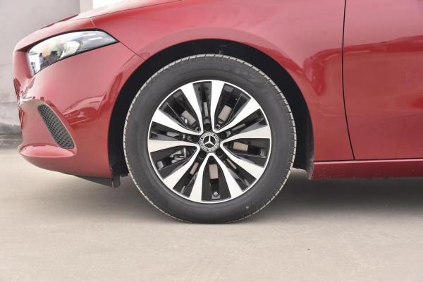 賓士的純進口掀背車，23&period;68萬起，油耗低至5&period;6L，實拍進口賓士A級