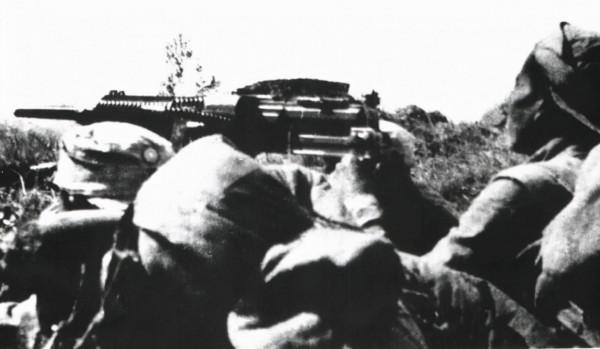 共產國際一直幫八路軍？抗戰時援華14000多挺機槍，我們只得200挺