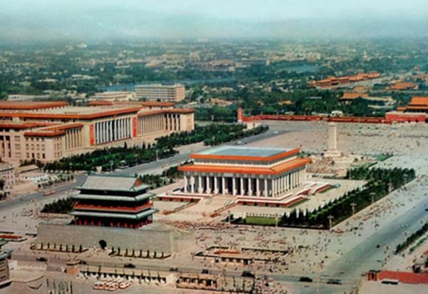 77年，毛主席紀念堂開門當天爆滿，中央：以後每天只開4小時
