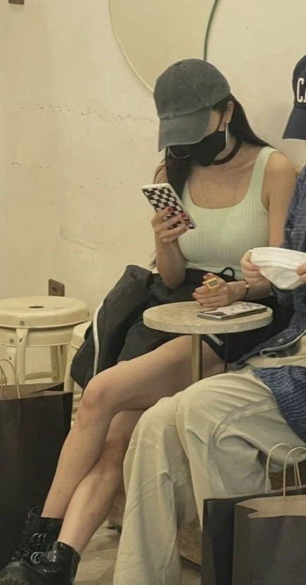 內娛被“渣欲風”帶火！楊冪棋盤衛衣來襲，元素潮流預定款了