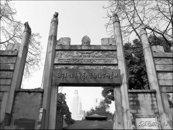 組建裝甲兵部隊時,毛主席指著身邊一人說:他是我們裝甲兵之父 組建裝甲兵部隊時,毛主席指著身邊一人說:他是我們裝甲兵之父