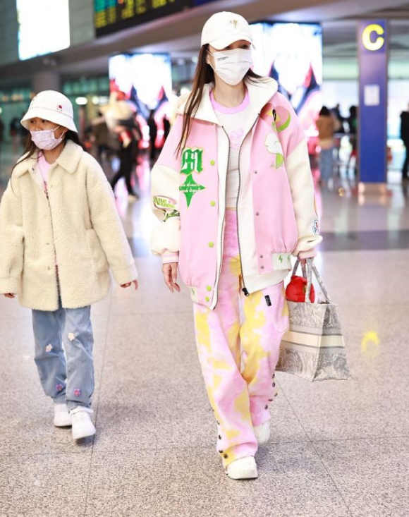 李小璐母女走機場，一身粉嫩打扮甜美青春，與甜馨同框美成姐妹花
