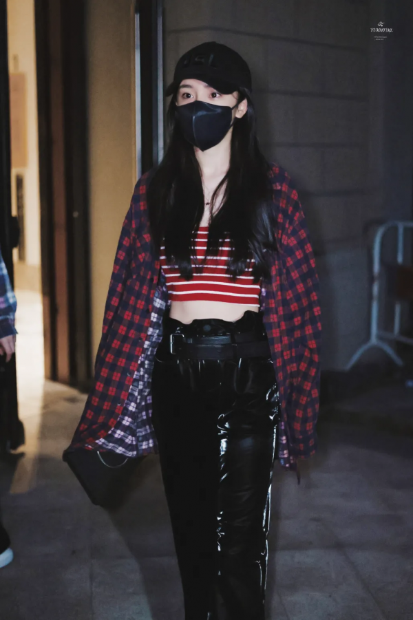 楊冪又帶火了“回力鞋+裙子”！巨美巨顯腿細，絕了