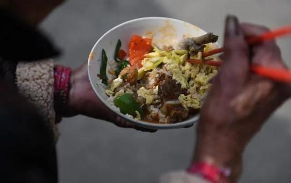 “清明節，我媽忙活一天，卻不給上桌吃飯。”父親：外姓人憑啥吃