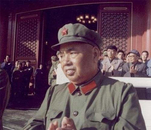 許世友終身不原諒前妻，陳賡把兩人鎖在屋裡，他卻一拳把門打稀爛