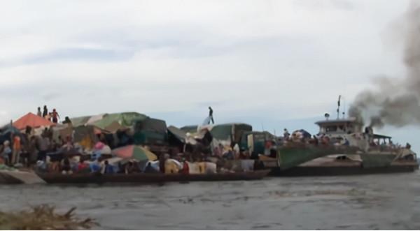 非洲玩命貨船,在剛果河上載2000人,隨時都要翻船 非洲玩命貨船,在剛果河上載2000人,隨時都要翻船
